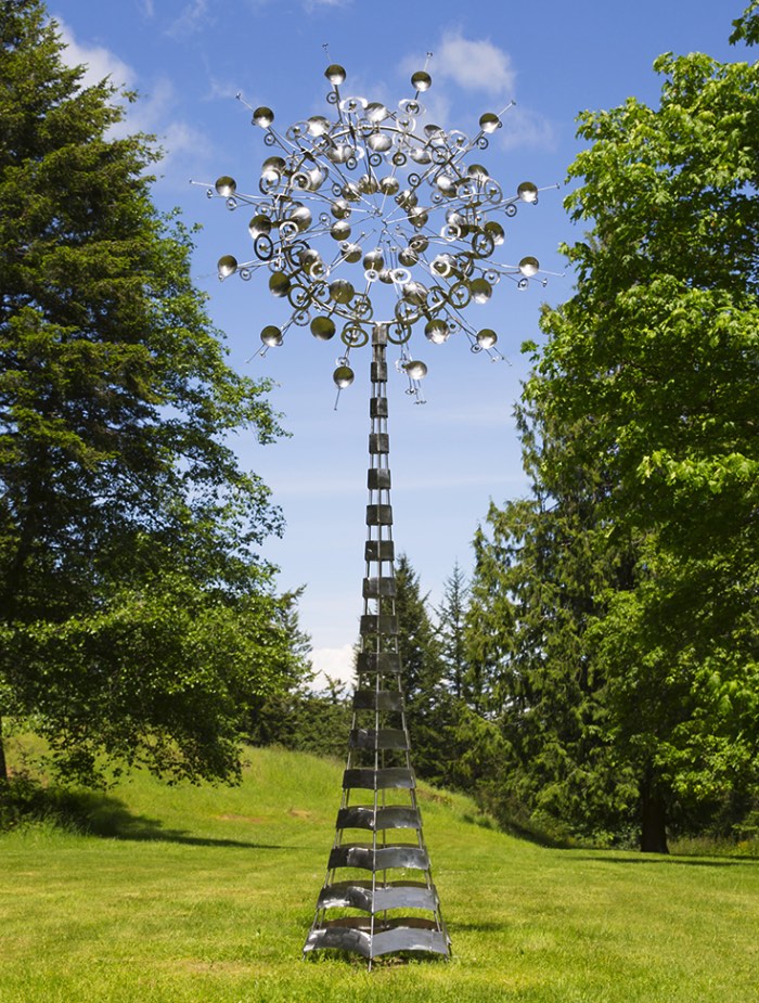 Existe algo quase alienígena na forma com a qual as esculturas criadas por Anthony Howe se movem. Seus movimentos são tão fluídos que me lembram formas de vida metálicas capturadas de alguma forma estranha.