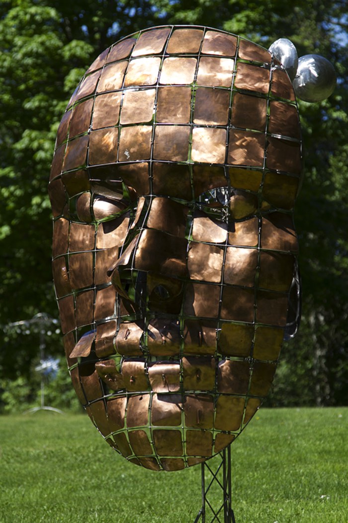 Existe algo quase alienígena na forma com a qual as esculturas criadas por Anthony Howe se movem. Seus movimentos são tão fluídos que me lembram formas de vida metálicas capturadas de alguma forma estranha.
