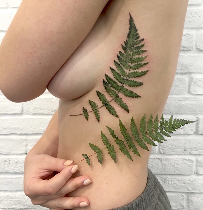 Foi em uma dessas seções de desenho que ela percebeu que poderia se aproximar ainda mais das formas originais de plantas sem precisar desenhar tanto. Em uma busca por uma forma mais orgânica de processar as imagens que seriam tatuadas, Rit Kit pegou uma folha e a colocou na tinta usada para fazer o estêncil de tatuagem. Assim surgiu uma forma nova de trabalhar com tatuagem e os resultados são fora do comum.