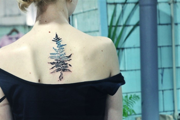 Foi em uma dessas seções de desenho que ela percebeu que poderia se aproximar ainda mais das formas originais de plantas sem precisar desenhar tanto. Em uma busca por uma forma mais orgânica de processar as imagens que seriam tatuadas, Rit Kit pegou uma folha e a colocou na tinta usada para fazer o estêncil de tatuagem. Assim surgiu uma forma nova de trabalhar com tatuagem e os resultados são fora do comum.