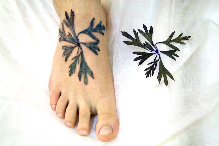 Foi em uma dessas seções de desenho que ela percebeu que poderia se aproximar ainda mais das formas originais de plantas sem precisar desenhar tanto. Em uma busca por uma forma mais orgânica de processar as imagens que seriam tatuadas, Rit Kit pegou uma folha e a colocou na tinta usada para fazer o estêncil de tatuagem. Assim surgiu uma forma nova de trabalhar com tatuagem e os resultados são fora do comum.