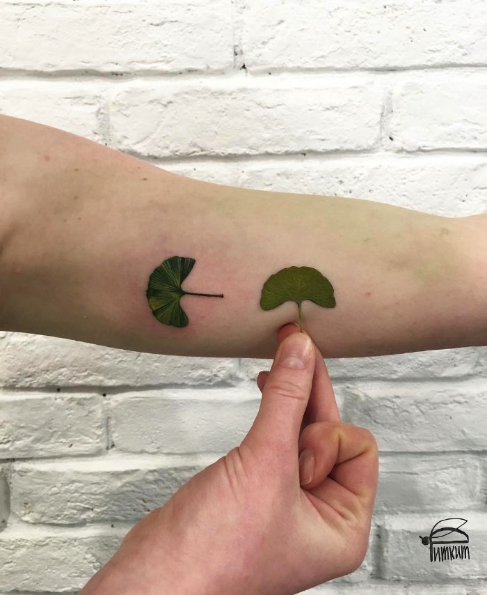 Foi em uma dessas seções de desenho que ela percebeu que poderia se aproximar ainda mais das formas originais de plantas sem precisar desenhar tanto. Em uma busca por uma forma mais orgânica de processar as imagens que seriam tatuadas, Rit Kit pegou uma folha e a colocou na tinta usada para fazer o estêncil de tatuagem. Assim surgiu uma forma nova de trabalhar com tatuagem e os resultados são fora do comum.