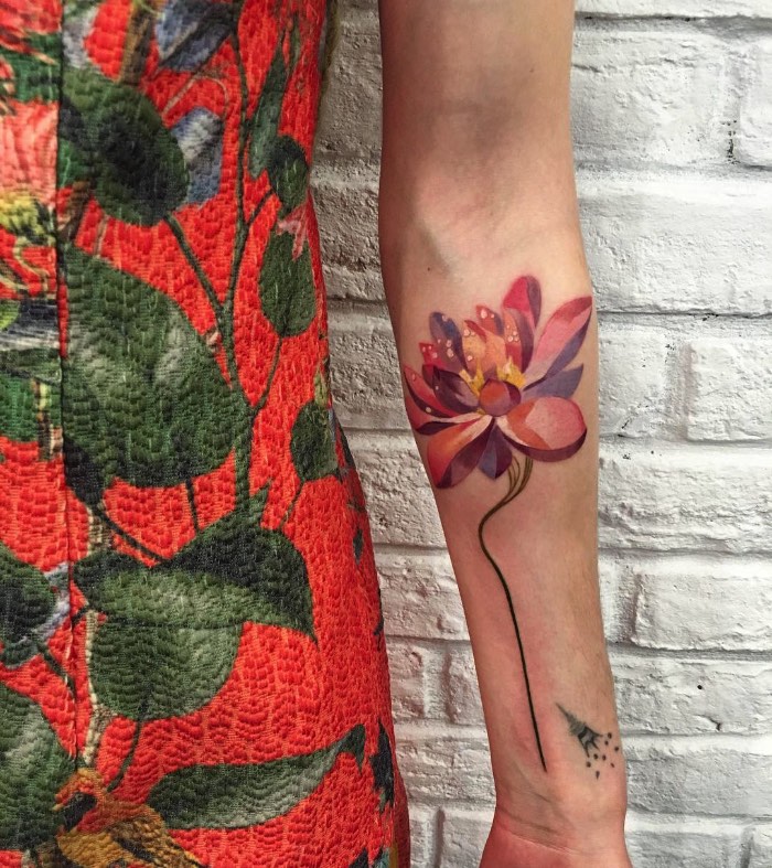 Foi em uma dessas seções de desenho que ela percebeu que poderia se aproximar ainda mais das formas originais de plantas sem precisar desenhar tanto. Em uma busca por uma forma mais orgânica de processar as imagens que seriam tatuadas, Rit Kit pegou uma folha e a colocou na tinta usada para fazer o estêncil de tatuagem. Assim surgiu uma forma nova de trabalhar com tatuagem e os resultados são fora do comum.