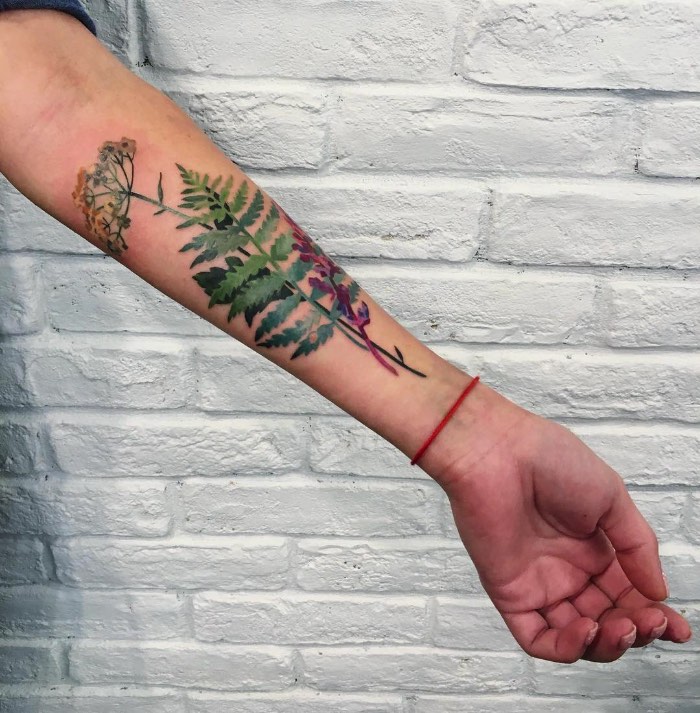 Foi em uma dessas seções de desenho que ela percebeu que poderia se aproximar ainda mais das formas originais de plantas sem precisar desenhar tanto. Em uma busca por uma forma mais orgânica de processar as imagens que seriam tatuadas, Rit Kit pegou uma folha e a colocou na tinta usada para fazer o estêncil de tatuagem. Assim surgiu uma forma nova de trabalhar com tatuagem e os resultados são fora do comum.