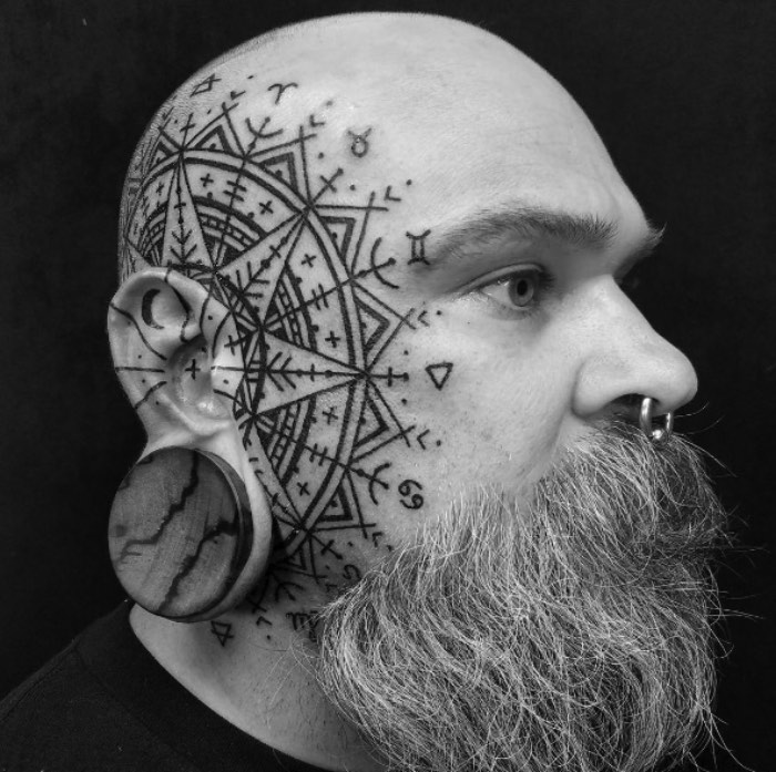 Watson Atkinson desenvolveu inúmeros estilos de tatuagem, usando apenas a cor preta, através de muitos anos e com base na alquimia, na geometria sagrada, nos círculos criados por alienígenas nos campos do mundo e nas tradições folclóricas que ele viu pelo mundo. É assim que ele contribui para o crescimento do mundo da tatuagem. Através de uma busca perpétua e progressiva em direção a algo novo e a uma colaboração com pessoas.