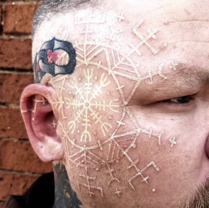 Watson Atkinson desenvolveu inúmeros estilos de tatuagem, usando apenas a cor preta, através de muitos anos e com base na alquimia, na geometria sagrada, nos círculos criados por alienígenas nos campos do mundo e nas tradições folclóricas que ele viu pelo mundo. É assim que ele contribui para o crescimento do mundo da tatuagem. Através de uma busca perpétua e progressiva em direção a algo novo e a uma colaboração com pessoas.