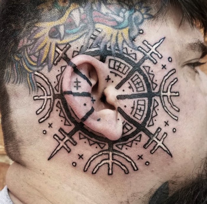 Watson Atkinson desenvolveu inúmeros estilos de tatuagem, usando apenas a cor preta, através de muitos anos e com base na alquimia, na geometria sagrada, nos círculos criados por alienígenas nos campos do mundo e nas tradições folclóricas que ele viu pelo mundo. É assim que ele contribui para o crescimento do mundo da tatuagem. Através de uma busca perpétua e progressiva em direção a algo novo e a uma colaboração com pessoas.