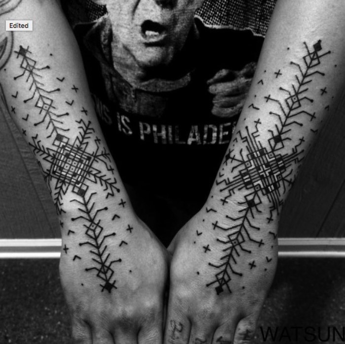 Watson Atkinson desenvolveu inúmeros estilos de tatuagem, usando apenas a cor preta, através de muitos anos e com base na alquimia, na geometria sagrada, nos círculos criados por alienígenas nos campos do mundo e nas tradições folclóricas que ele viu pelo mundo. É assim que ele contribui para o crescimento do mundo da tatuagem. Através de uma busca perpétua e progressiva em direção a algo novo e a uma colaboração com pessoas.