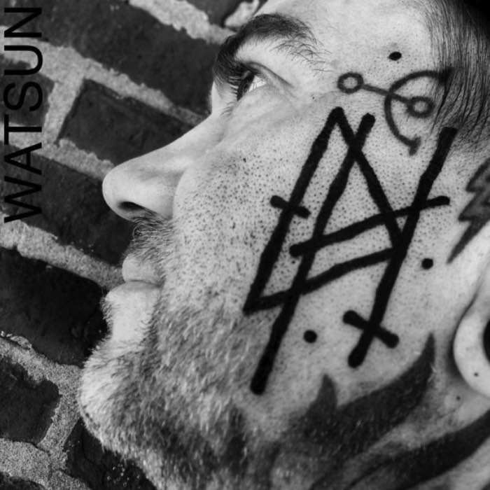 Watson Atkinson desenvolveu inúmeros estilos de tatuagem, usando apenas a cor preta, através de muitos anos e com base na alquimia, na geometria sagrada, nos círculos criados por alienígenas nos campos do mundo e nas tradições folclóricas que ele viu pelo mundo. É assim que ele contribui para o crescimento do mundo da tatuagem. Através de uma busca perpétua e progressiva em direção a algo novo e a uma colaboração com pessoas.