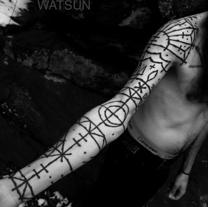 Watson Atkinson desenvolveu inúmeros estilos de tatuagem, usando apenas a cor preta, através de muitos anos e com base na alquimia, na geometria sagrada, nos círculos criados por alienígenas nos campos do mundo e nas tradições folclóricas que ele viu pelo mundo. É assim que ele contribui para o crescimento do mundo da tatuagem. Através de uma busca perpétua e progressiva em direção a algo novo e a uma colaboração com pessoas.