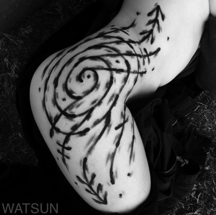 Watson Atkinson desenvolveu inúmeros estilos de tatuagem, usando apenas a cor preta, através de muitos anos e com base na alquimia, na geometria sagrada, nos círculos criados por alienígenas nos campos do mundo e nas tradições folclóricas que ele viu pelo mundo. É assim que ele contribui para o crescimento do mundo da tatuagem. Através de uma busca perpétua e progressiva em direção a algo novo e a uma colaboração com pessoas.