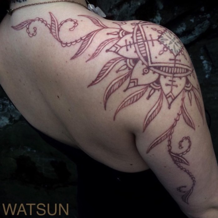 Watson Atkinson desenvolveu inúmeros estilos de tatuagem, usando apenas a cor preta, através de muitos anos e com base na alquimia, na geometria sagrada, nos círculos criados por alienígenas nos campos do mundo e nas tradições folclóricas que ele viu pelo mundo. É assim que ele contribui para o crescimento do mundo da tatuagem. Através de uma busca perpétua e progressiva em direção a algo novo e a uma colaboração com pessoas.