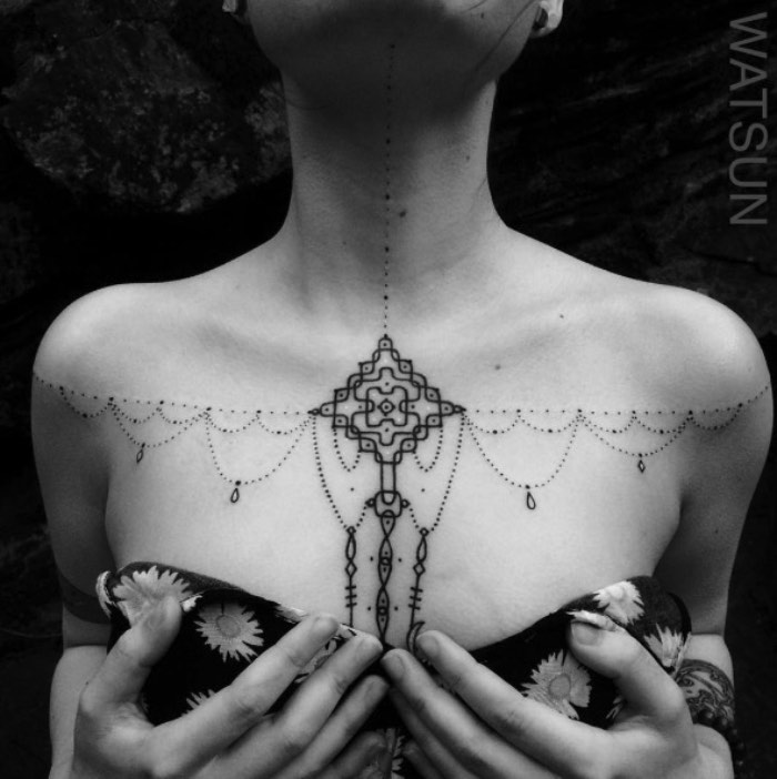 Watson Atkinson desenvolveu inúmeros estilos de tatuagem, usando apenas a cor preta, através de muitos anos e com base na alquimia, na geometria sagrada, nos círculos criados por alienígenas nos campos do mundo e nas tradições folclóricas que ele viu pelo mundo. É assim que ele contribui para o crescimento do mundo da tatuagem. Através de uma busca perpétua e progressiva em direção a algo novo e a uma colaboração com pessoas.