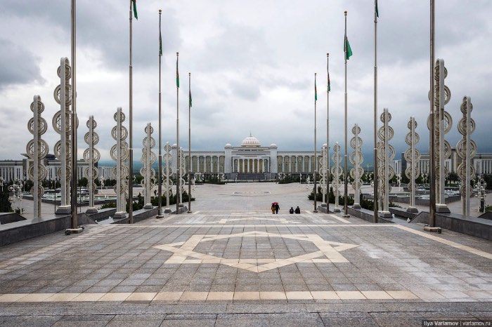 Uma das primeiras coisas que você vai perceber nas primeiras fotos nesse post é a falta de pessoas nas ruas. É, nas ruas dessa cidade coberta de mármore branco, pessoas praticamente não existem. Você pode ver prédios enormes, cobertos de mármore e de neon, parques, fontes e tudo mais que você pode ver na capital de uma país. Você só não vai encontrar pessoas. E isso acontece por que Ashgabat é dividida entre cidade nova e cidade velha. Uma delas é feita para as pessoas e a outra não.