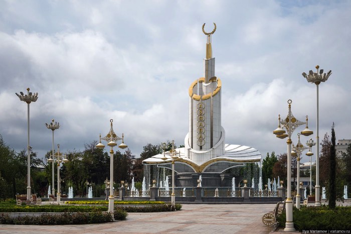 Uma das primeiras coisas que você vai perceber nas primeiras fotos nesse post é a falta de pessoas nas ruas. É, nas ruas dessa cidade coberta de mármore branco, pessoas praticamente não existem. Você pode ver prédios enormes, cobertos de mármore e de neon, parques, fontes e tudo mais que você pode ver na capital de uma país. Você só não vai encontrar pessoas. E isso acontece por que Ashgabat é dividida entre cidade nova e cidade velha. Uma delas é feita para as pessoas e a outra não.