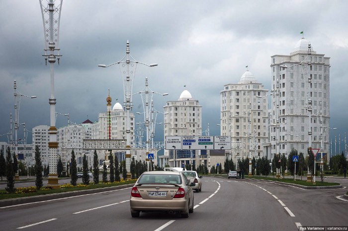 Uma das primeiras coisas que você vai perceber nas primeiras fotos nesse post é a falta de pessoas nas ruas. É, nas ruas dessa cidade coberta de mármore branco, pessoas praticamente não existem. Você pode ver prédios enormes, cobertos de mármore e de neon, parques, fontes e tudo mais que você pode ver na capital de uma país. Você só não vai encontrar pessoas. E isso acontece por que Ashgabat é dividida entre cidade nova e cidade velha. Uma delas é feita para as pessoas e a outra não.