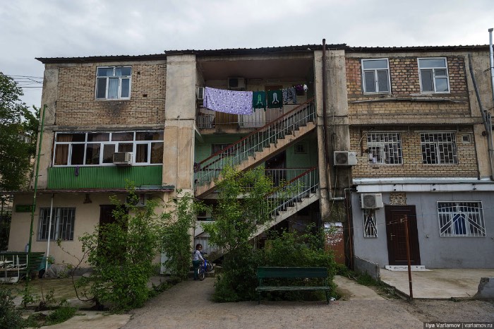 Já a parte antiga da cidade, um dos loucos locais que sobreviveu ao terremoto de 1948, parece uma Ashgabat normal. Uma cidade com um visual pós soviético onde pessoas andam pelas ruas e fazem compras nas lojas que estão por lá. Uma pena que, parece que, esses prédios vão acabar sendo demolidos para continuar a construção da Ashgabat de mármore branco.