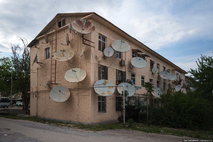 Já a parte antiga da cidade, um dos loucos locais que sobreviveu ao terremoto de 1948, parece uma Ashgabat normal. Uma cidade com um visual pós soviético onde pessoas andam pelas ruas e fazem compras nas lojas que estão por lá. Uma pena que, parece que, esses prédios vão acabar sendo demolidos para continuar a construção da Ashgabat de mármore branco.