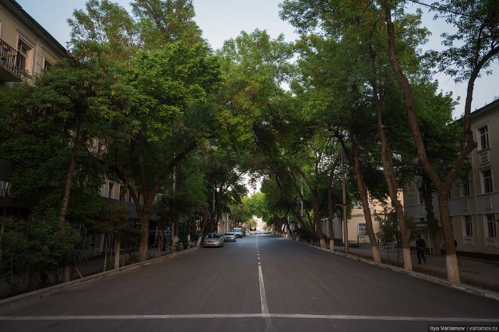 Já a parte antiga da cidade, um dos loucos locais que sobreviveu ao terremoto de 1948, parece uma Ashgabat normal. Uma cidade com um visual pós soviético onde pessoas andam pelas ruas e fazem compras nas lojas que estão por lá. Uma pena que, parece que, esses prédios vão acabar sendo demolidos para continuar a construção da Ashgabat de mármore branco.