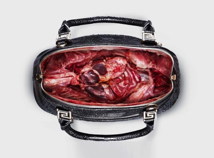 Os visitantes de uma loja de produtos criados com couro exótico em um shopping de Bangkok não reagiram muito bem quando foram surpresos com uma campanha da PETA. Behind the Leather é o nome dessa campanha que mostra a realidade por trás dos produtos criados com couro de um jeito que você não vai esquecer. 