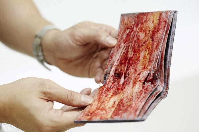 Os visitantes de uma loja de produtos criados com couro exótico em um shopping de Bangkok não reagiram muito bem quando foram surpresos com uma campanha da PETA. Behind the Leather é o nome dessa campanha que mostra a realidade por trás dos produtos criados com couro de um jeito que você não vai esquecer. 