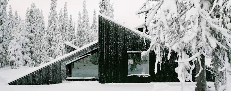 Cabin Vindheim é o nome da residência assinada pelo Estúdio Vardehaugen e inspirada pelo clássico visual da casa coberta de neve.