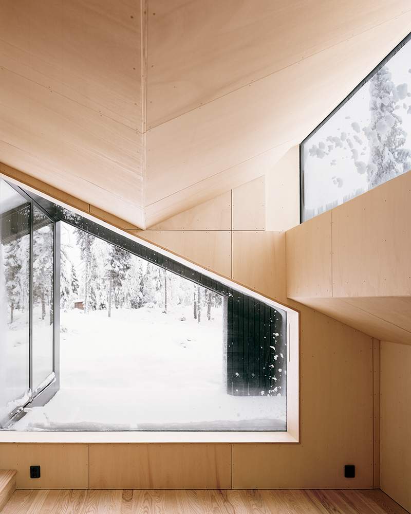 Cabin Vindheim é o nome da residência assinada pelo Estúdio Vardehaugen e inspirada pelo clássico visual da casa coberta de neve.
