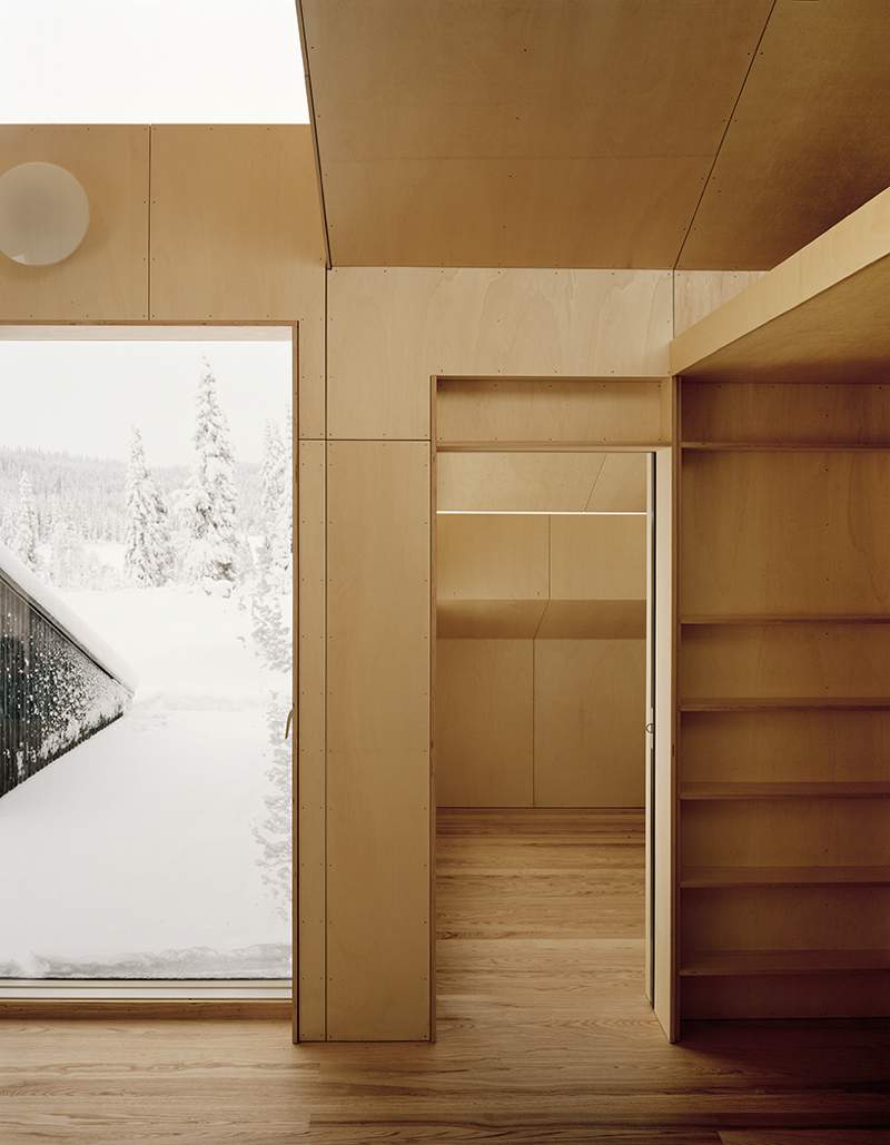 Cabin Vindheim é o nome da residência assinada pelo Estúdio Vardehaugen e inspirada pelo clássico visual da casa coberta de neve.