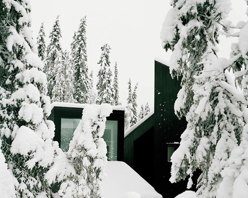 Cabin Vindheim é o nome da residência assinada pelo Estúdio Vardehaugen e inspirada pelo clássico visual da casa coberta de neve.