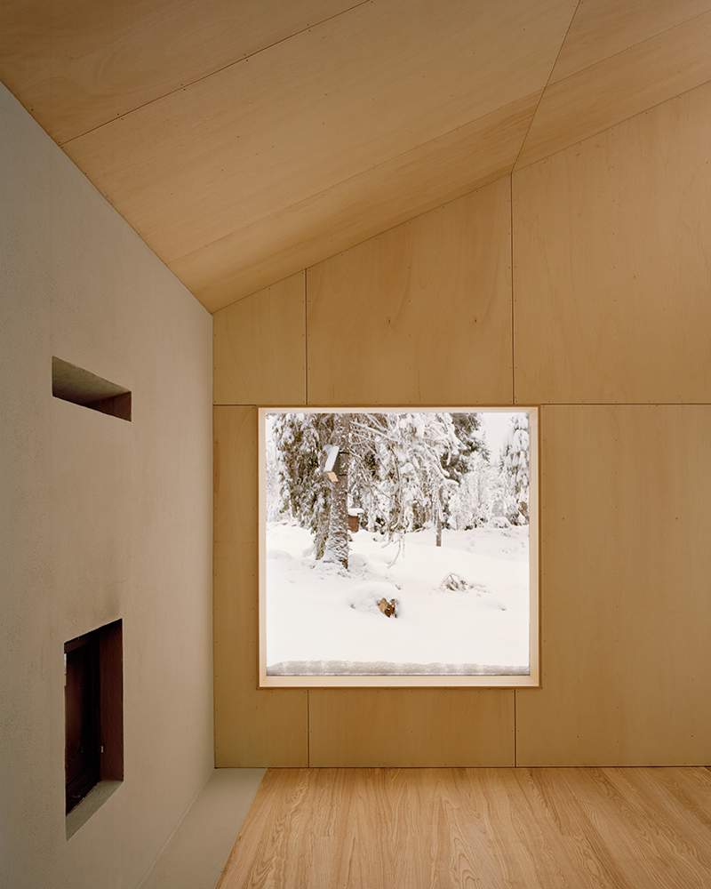 Cabin Vindheim é o nome da residência assinada pelo Estúdio Vardehaugen e inspirada pelo clássico visual da casa coberta de neve.