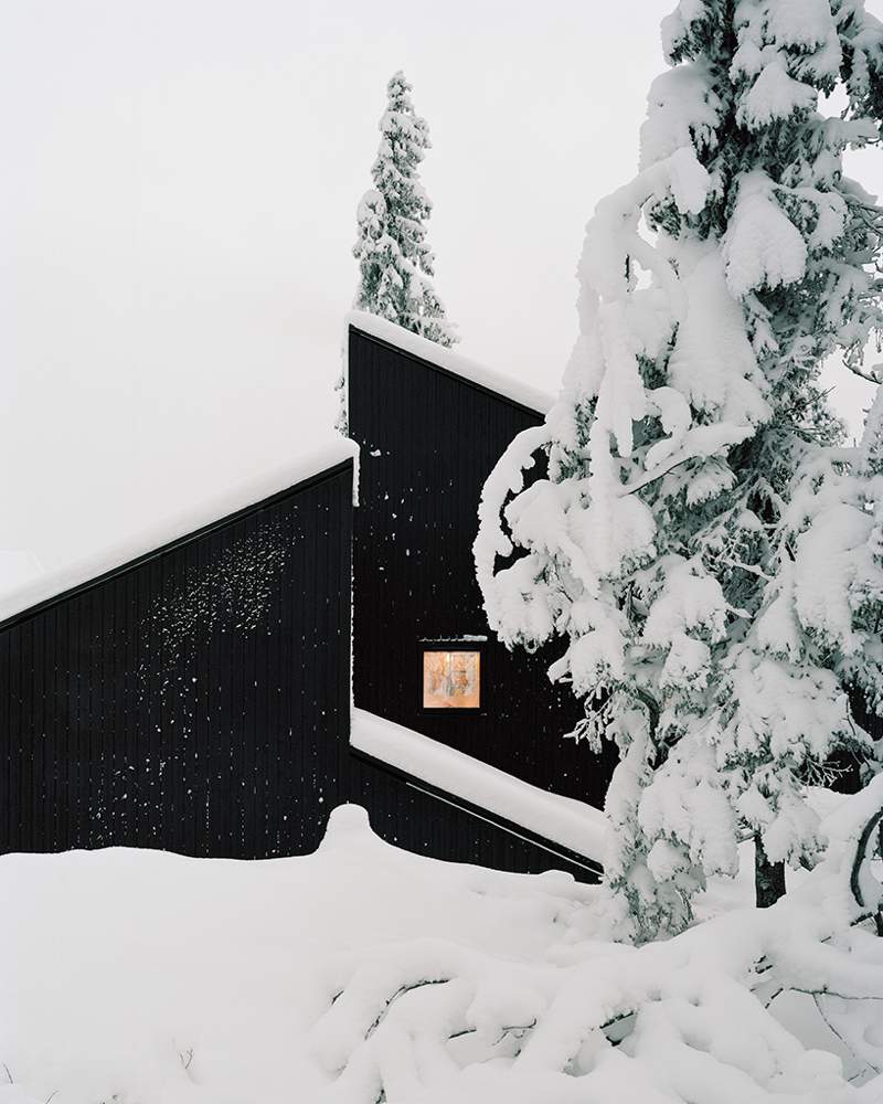 Cabin Vindheim é o nome da residência assinada pelo Estúdio Vardehaugen e inspirada pelo clássico visual da casa coberta de neve.