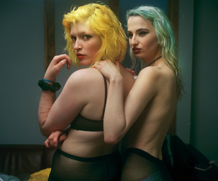 Megan Doherty transforma a banalidade e a monotonia de uma cidade pequena em uma realidade alternativa que serve como uma forma de escapismo para ela mesma e para as pessoas que aparecem em suas fotos.
