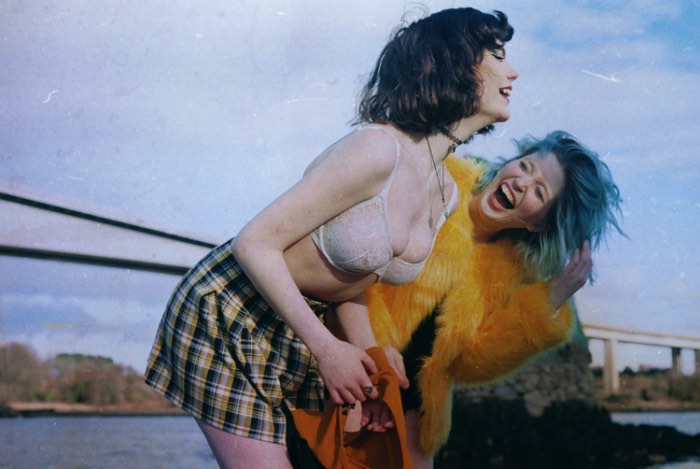 Megan Doherty transforma a banalidade e a monotonia de uma cidade pequena em uma realidade alternativa que serve como uma forma de escapismo para ela mesma e para as pessoas que aparecem em suas fotos.