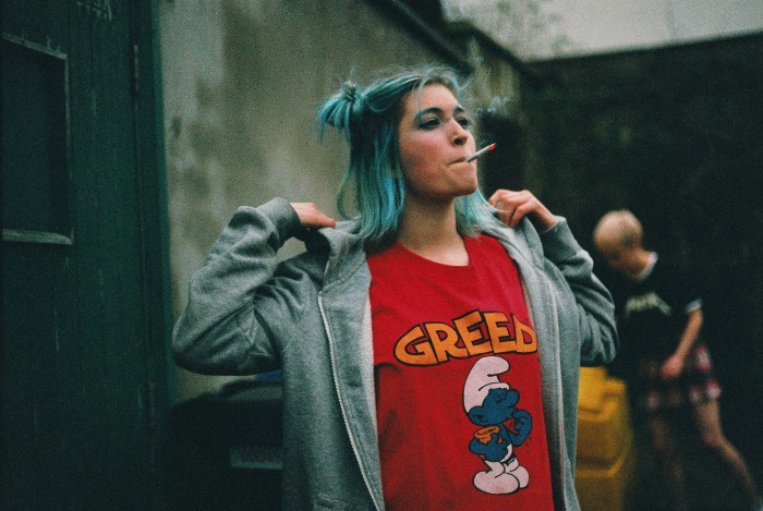 Megan Doherty transforma a banalidade e a monotonia de uma cidade pequena em uma realidade alternativa que serve como uma forma de escapismo para ela mesma e para as pessoas que aparecem em suas fotos.