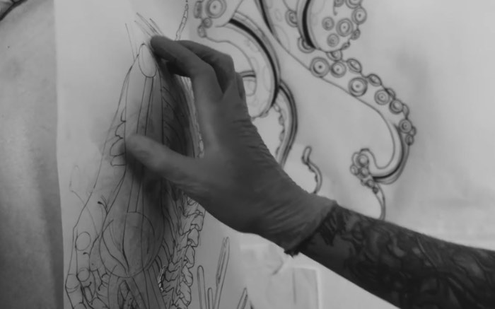 Frederico Rabelo e Freda?o Oliveira são grandes tatuadores do cenário brasileiro de arte corporal e eles resolveram elevar seus trabalhos para novos patamares quando pensaram em fazer uma colaboração artística. Foi assim que surgiu o material que você pode ver no vídeo logo abaixo.