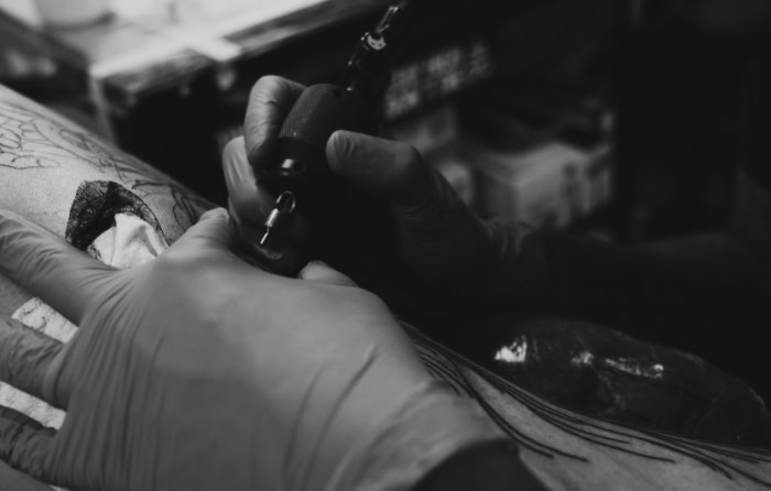 Frederico Rabelo e Freda?o Oliveira são grandes tatuadores do cenário brasileiro de arte corporal e eles resolveram elevar seus trabalhos para novos patamares quando pensaram em fazer uma colaboração artística. Foi assim que surgiu o material que você pode ver no vídeo logo abaixo.