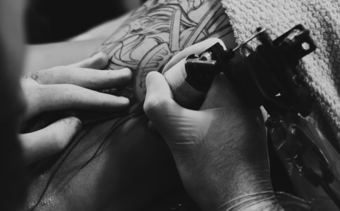 Frederico Rabelo e Freda?o Oliveira são grandes tatuadores do cenário brasileiro de arte corporal e eles resolveram elevar seus trabalhos para novos patamares quando pensaram em fazer uma colaboração artística. Foi assim que surgiu o material que você pode ver no vídeo logo abaixo.