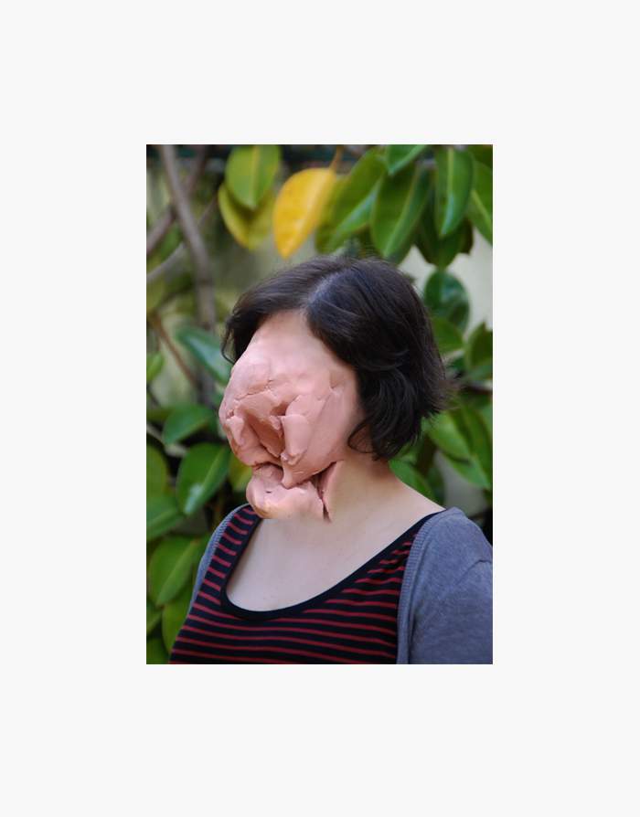 Blocos de massinha cor da pele são colocados no rosto de pessoas e acabam criando um visual que mistura fotografia e escultura de um jeito bem bizarro. Esse é o projeto artístico de José Cardoso que fica fácil de descrever se você pensar que as imagens nesse artigo são máscaras de massinha.
