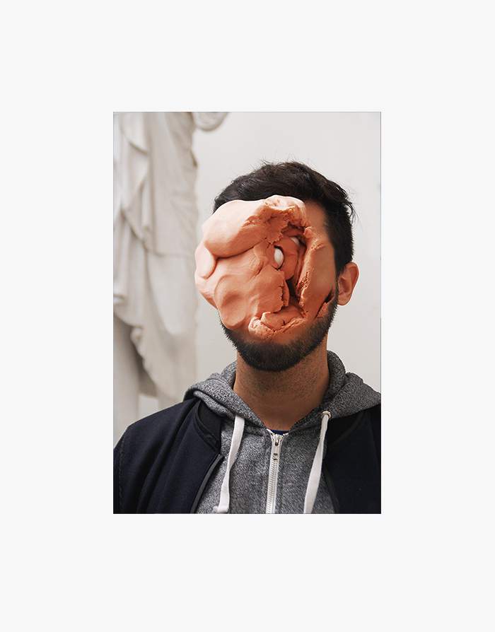 Blocos de massinha cor da pele são colocados no rosto de pessoas e acabam criando um visual que mistura fotografia e escultura de um jeito bem bizarro. Esse é o projeto artístico de José Cardoso que fica fácil de descrever se você pensar que as imagens nesse artigo são máscaras de massinha.