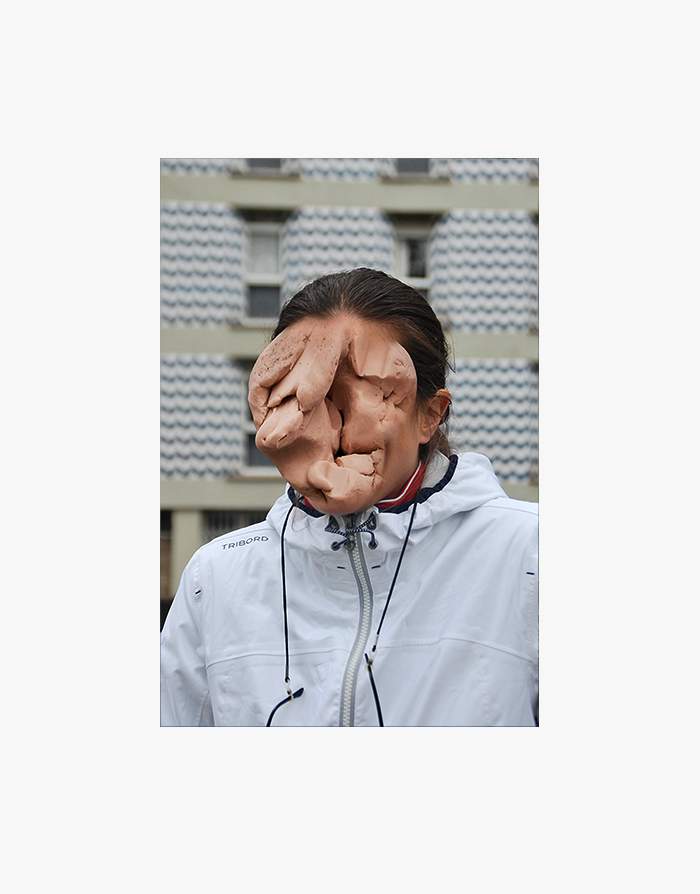 Blocos de massinha cor da pele são colocados no rosto de pessoas e acabam criando um visual que mistura fotografia e escultura de um jeito bem bizarro. Esse é o projeto artístico de José Cardoso que fica fácil de descrever se você pensar que as imagens nesse artigo são máscaras de massinha.