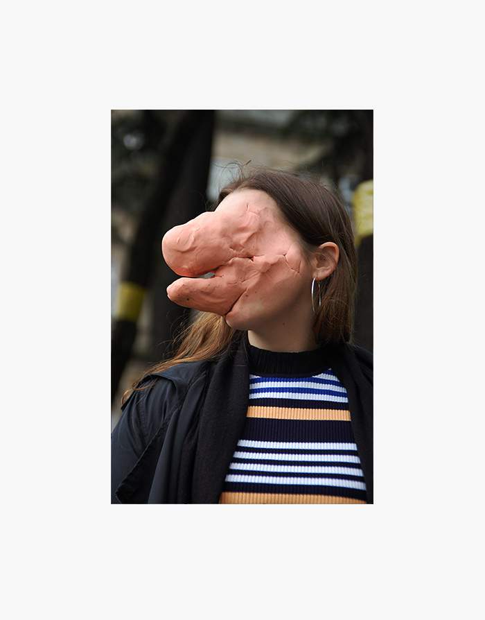 Blocos de massinha cor da pele são colocados no rosto de pessoas e acabam criando um visual que mistura fotografia e escultura de um jeito bem bizarro. Esse é o projeto artístico de José Cardoso que fica fácil de descrever se você pensar que as imagens nesse artigo são máscaras de massinha.