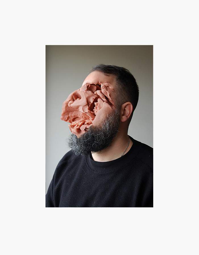 Blocos de massinha cor da pele são colocados no rosto de pessoas e acabam criando um visual que mistura fotografia e escultura de um jeito bem bizarro. Esse é o projeto artístico de José Cardoso que fica fácil de descrever se você pensar que as imagens nesse artigo são máscaras de massinha.