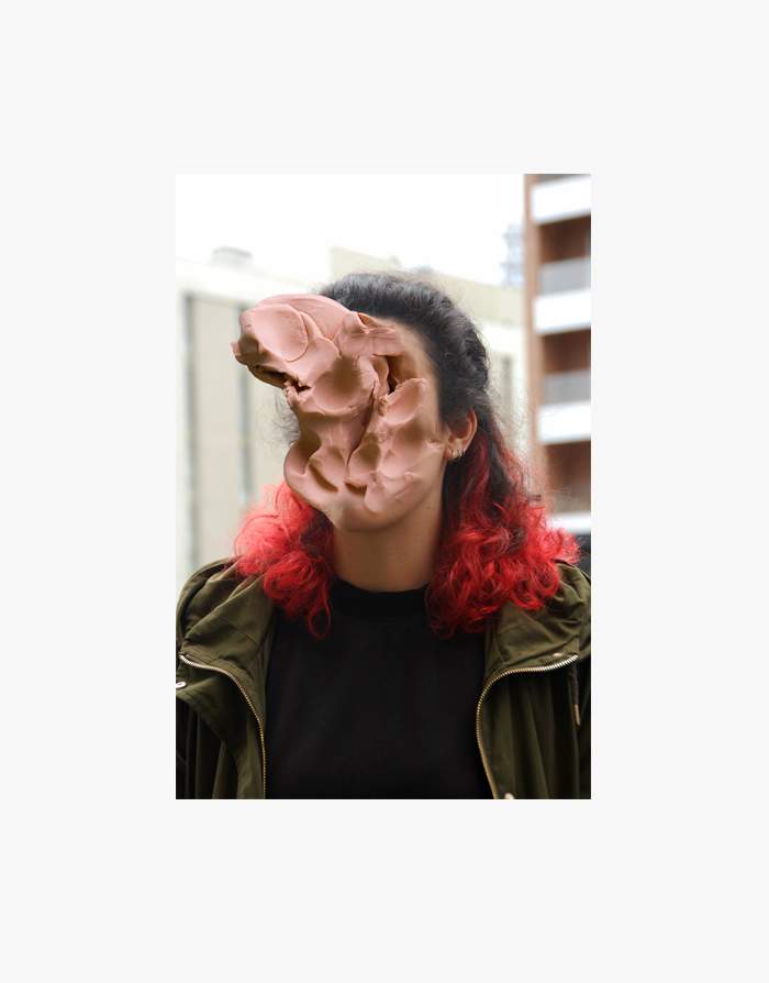 Blocos de massinha cor da pele são colocados no rosto de pessoas e acabam criando um visual que mistura fotografia e escultura de um jeito bem bizarro. Esse é o projeto artístico de José Cardoso que fica fácil de descrever se você pensar que as imagens nesse artigo são máscaras de massinha.