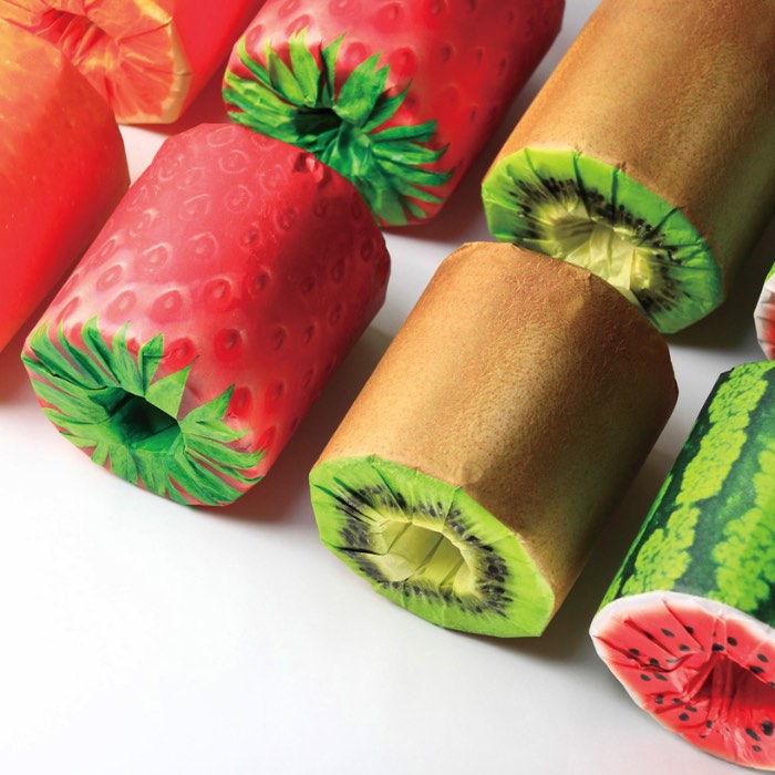 O designer Kazuaki Kawahara resolveu adicionar uma camada de diversão para papéis higiênicos através de um redesign da sua embalagem que os transformaram em frutas. A ideia surgiu do costume japonês de entregar um rolo de papel higiênico como brinde e sinal de agradecimento em compras. Foi assim que surgiram os papéis higiênicos de frutas que você vai poder ver logo abaixo.