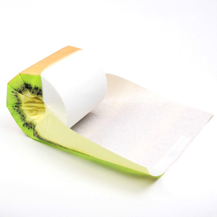 O designer Kazuaki Kawahara resolveu adicionar uma camada de diversão para papéis higiênicos através de um redesign da sua embalagem que os transformaram em frutas. A ideia surgiu do costume japonês de entregar um rolo de papel higiênico como brinde e sinal de agradecimento em compras. Foi assim que surgiram os papéis higiênicos de frutas que você vai poder ver logo abaixo.