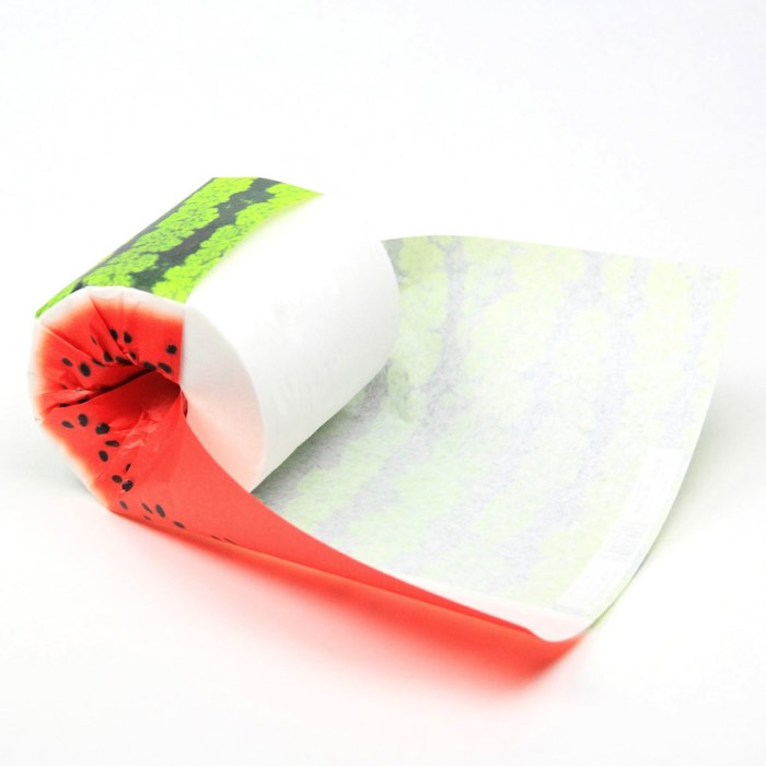 O designer Kazuaki Kawahara resolveu adicionar uma camada de diversão para papéis higiênicos através de um redesign da sua embalagem que os transformaram em frutas. A ideia surgiu do costume japonês de entregar um rolo de papel higiênico como brinde e sinal de agradecimento em compras. Foi assim que surgiram os papéis higiênicos de frutas que você vai poder ver logo abaixo.