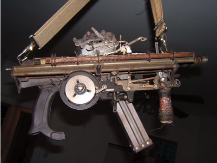 Armas são perigosas e o mundo parece não conseguir definir direito o que quer fazer com elas. Ai entra o artista Ravi Zupa que resolve confundir todo mundo ainda mais através de esculturas de armas feitas com pedaços de máquinas de escrever. De uma forma ou de outra, ele mostra que a caneta é mais forte do que a espada. Só que de um jeito mais moderno.