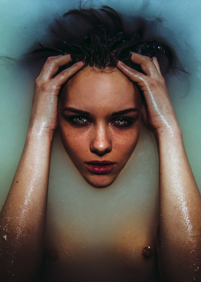 Não tem como olhar para as fotos de Haris Nukem sem concluir que elas são a epítome do que é legal e foda no mundo de hoje. As fotografias que você vê em seu portfólio não são aquelas fotos que você vê em revistas de moda, com modelos arrumadas meticulosamente. Aqui, as modelos do fotógrafo estão semi nus, deitados em banheiras ou interagindo com outros modelos da forma mais sensual possível.