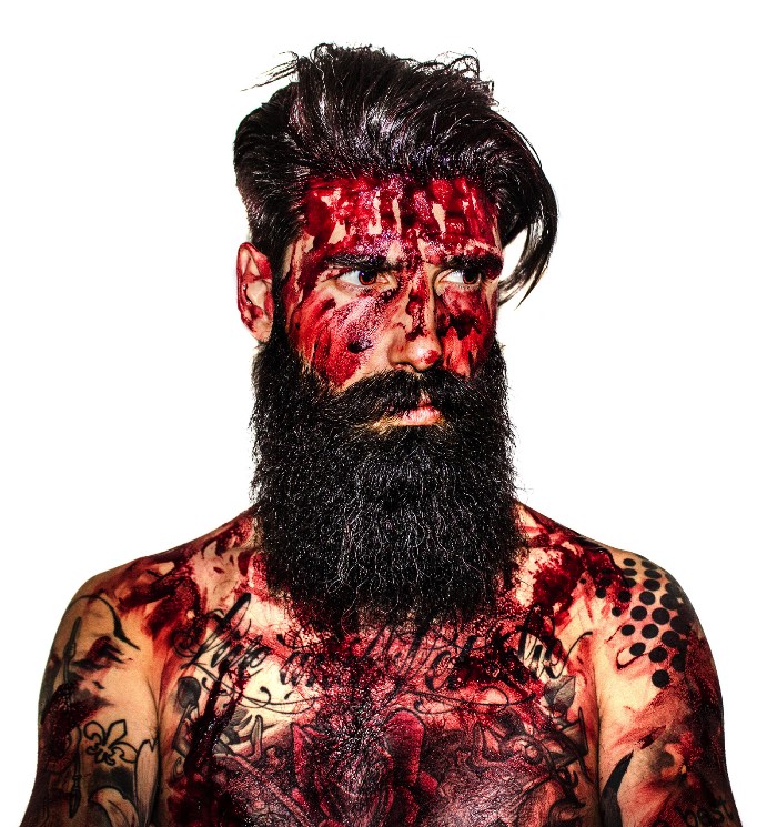 Não tem como olhar para as fotos de Haris Nukem sem concluir que elas são a epítome do que é legal e foda no mundo de hoje. As fotografias que você vê em seu portfólio não são aquelas fotos que você vê em revistas de moda, com modelos arrumadas meticulosamente. Aqui, as modelos do fotógrafo estão semi nus, deitados em banheiras ou interagindo com outros modelos da forma mais sensual possível.