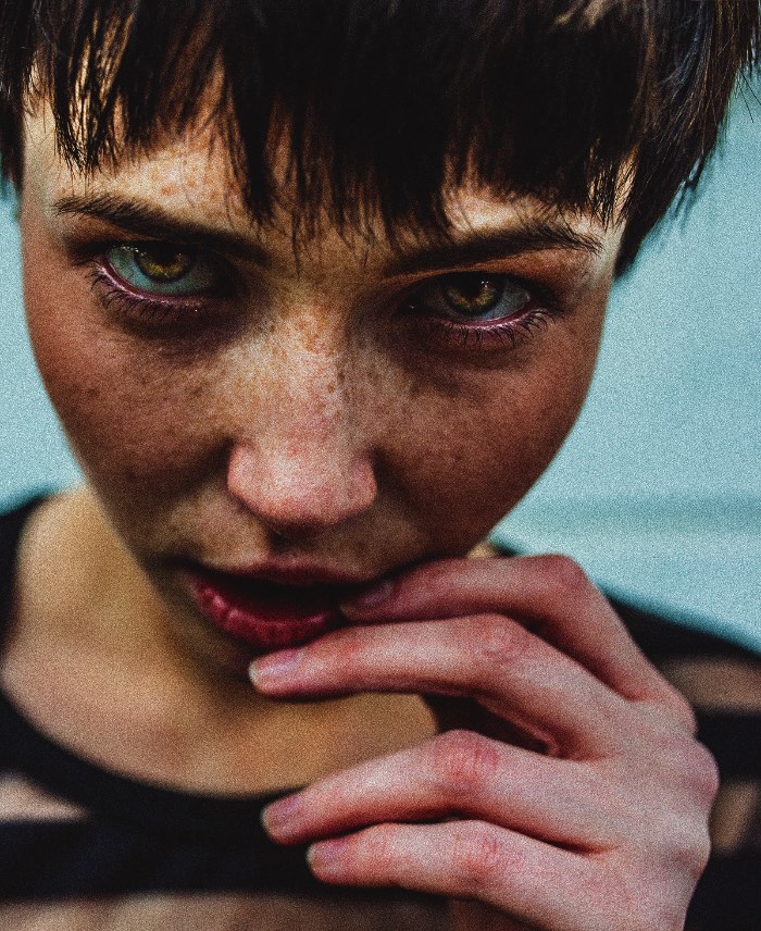 Não tem como olhar para as fotos de Haris Nukem sem concluir que elas são a epítome do que é legal e foda no mundo de hoje. As fotografias que você vê em seu portfólio não são aquelas fotos que você vê em revistas de moda, com modelos arrumadas meticulosamente. Aqui, as modelos do fotógrafo estão semi nus, deitados em banheiras ou interagindo com outros modelos da forma mais sensual possível.